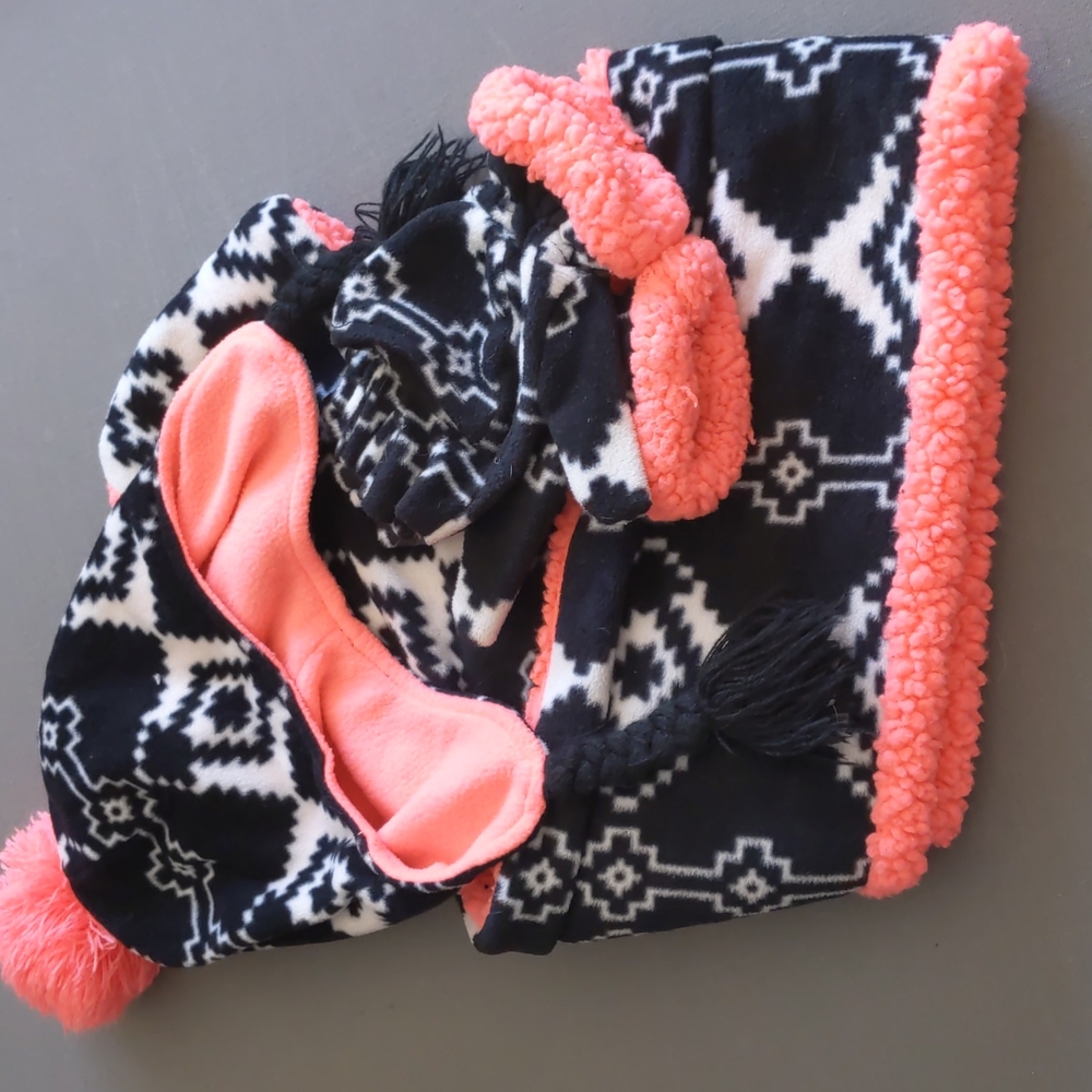 Hat, scarf, mittens